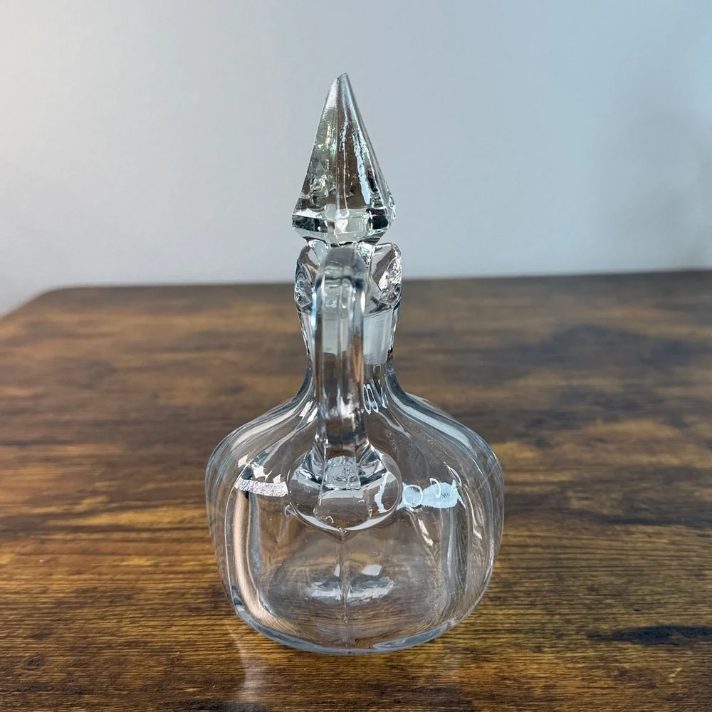 Elegant Clear Glass Decanter with Stopper